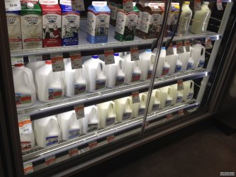 从冰柜里的牛奶包装看经济问
